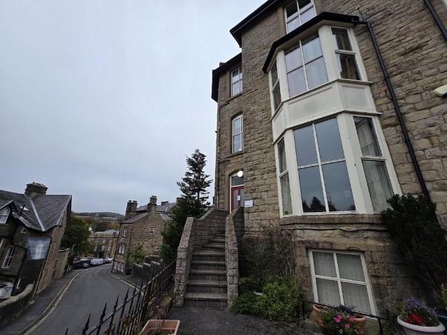 2 bedroom flat for sale