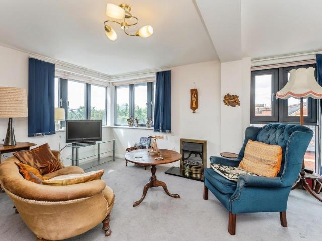 2 bedroom flat for sale