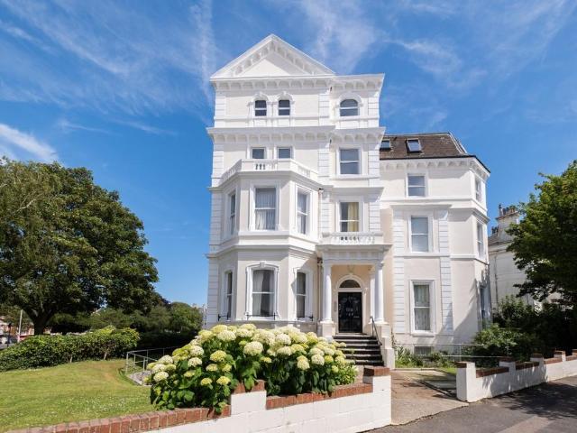 2 bedroom flat for sale