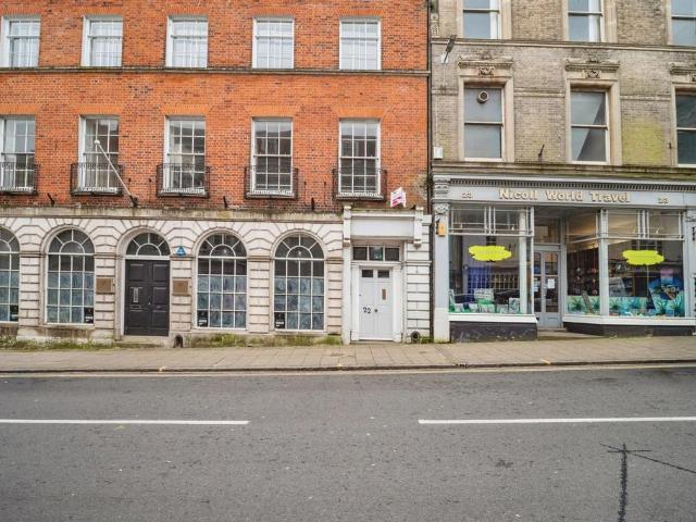 2 bedroom flat for sale