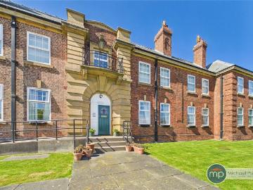 3 bedroom flat for sale