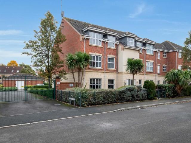 2 bedroom ground flat for sale