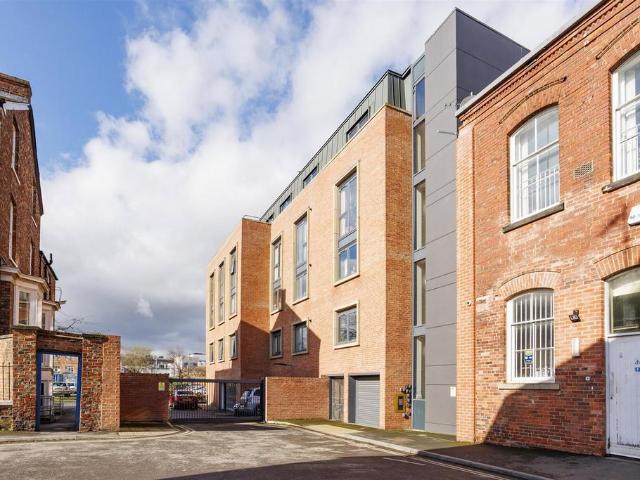 2 bedroom flat for sale