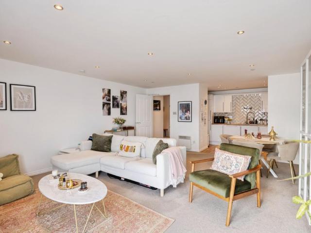 2 bedroom flat for sale