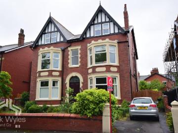 2 bedroom flat for sale