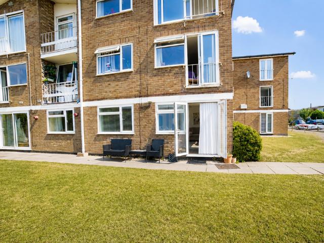 2 bedroom flat for sale
