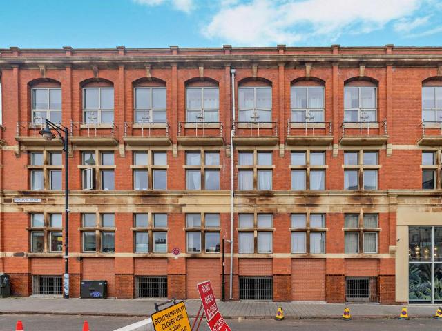 2 bedroom flat for sale