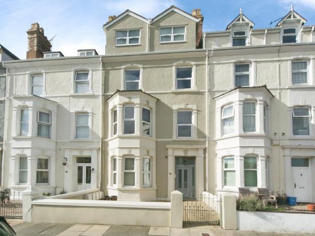 2 bedroom flat for sale