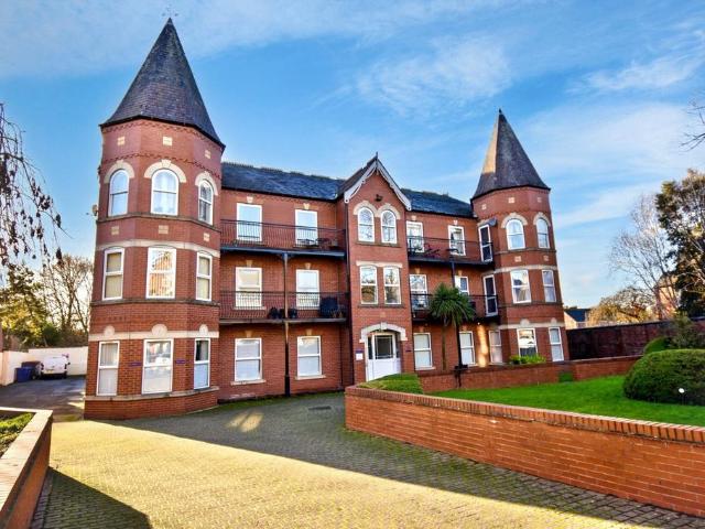 2 bedroom flat for sale