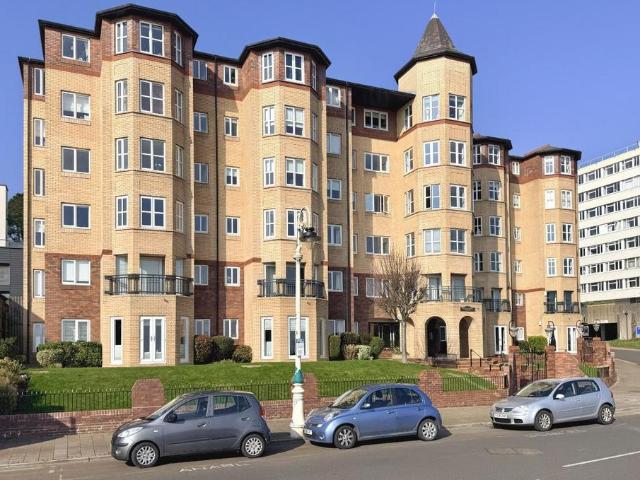 2 bedroom flat for sale