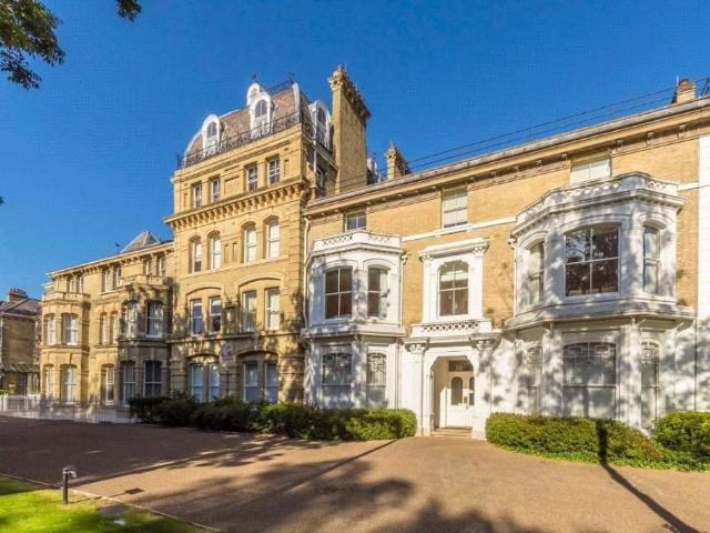 2 bedroom flat for sale