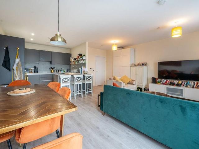 2 bedroom flat for sale