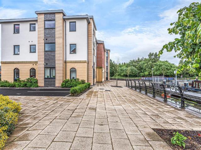 2 bedroom flat for sale