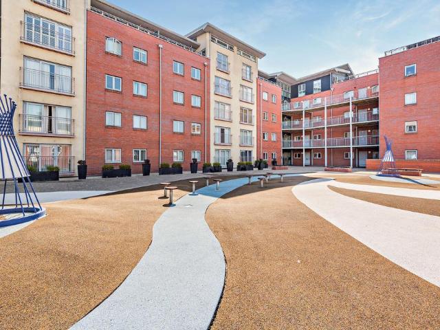 2 bedroom flat for sale
