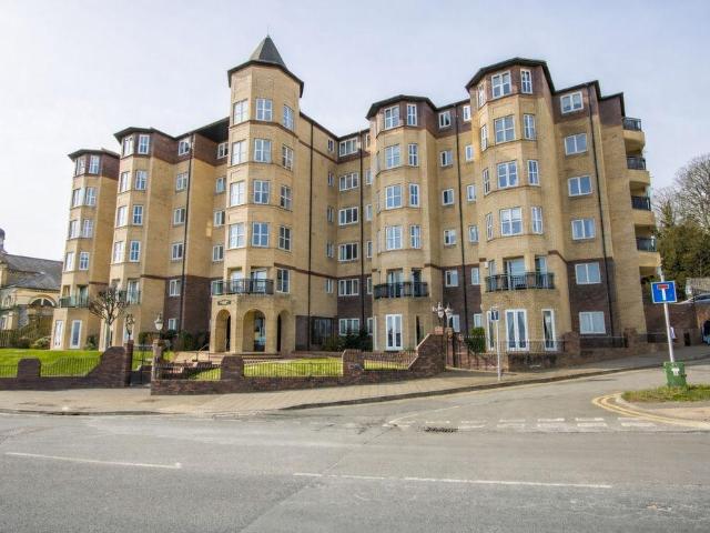 2 bedroom flat for sale