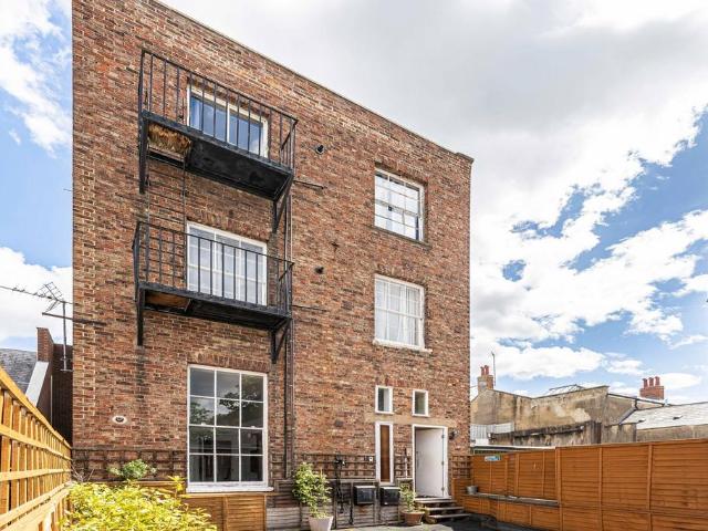2 bedroom flat for sale