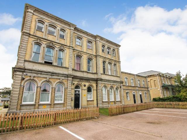 2 bedroom flat for sale
