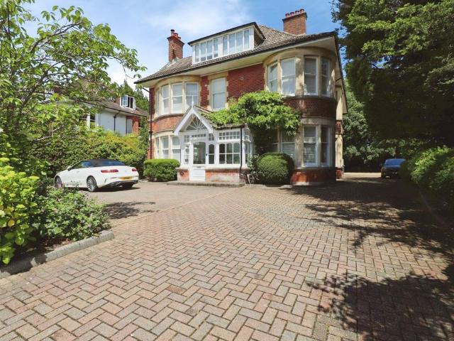 2 bedroom flat for sale