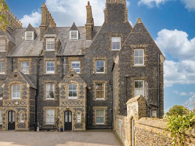 2 bedroom flat for sale