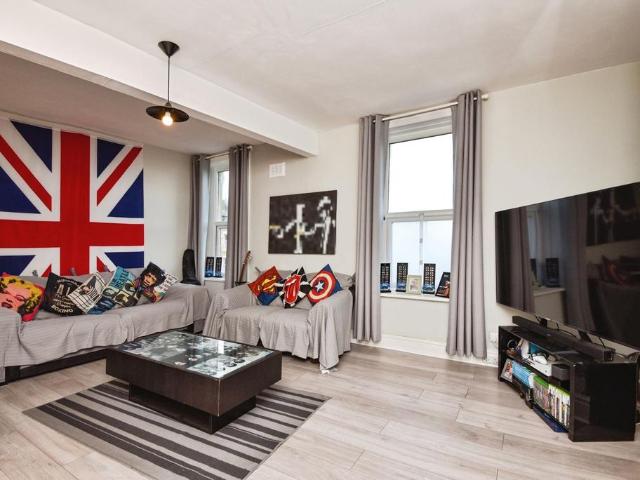 2 bedroom flat for sale