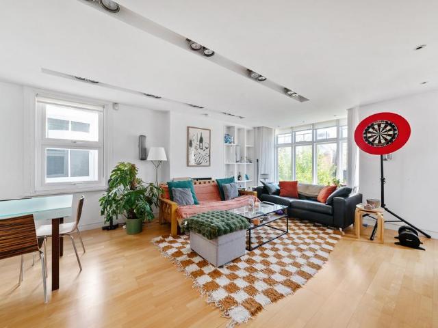 3 bedroom flat for sale