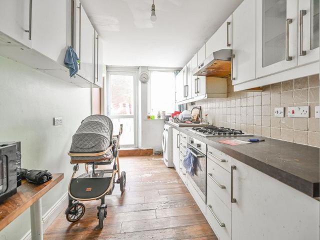 3 bedroom flat for sale