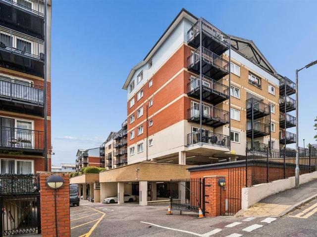 2 bedroom flat for sale