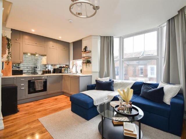 2 bedroom flat for sale