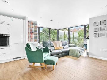 2 bedroom flat for sale