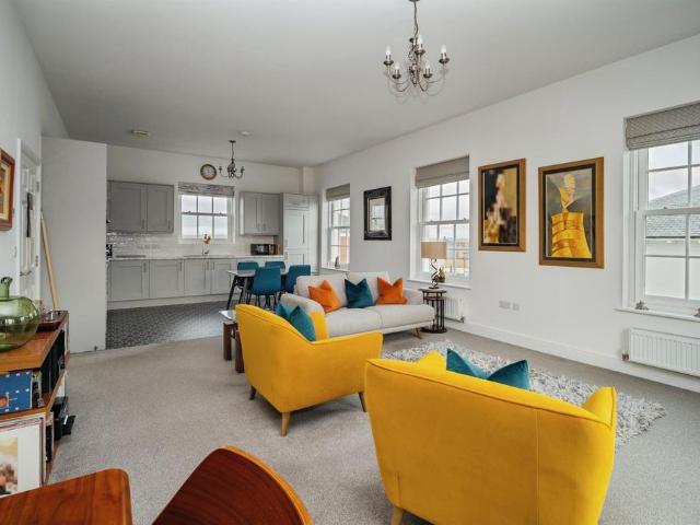 2 bedroom flat for sale