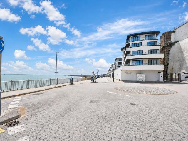 2 bedroom flat for sale