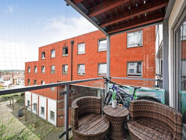 2 bedroom flat for sale