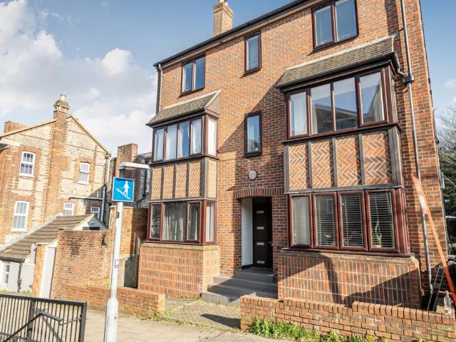 3 bedroom flat for sale