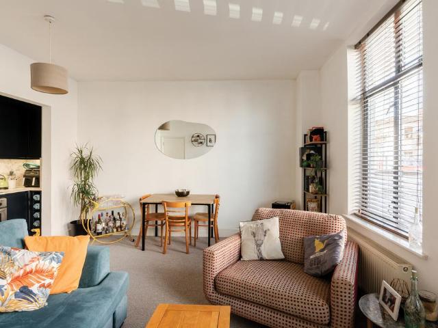 2 bedroom flat for sale