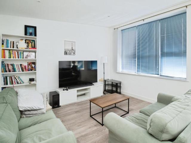 2 bedroom flat for sale