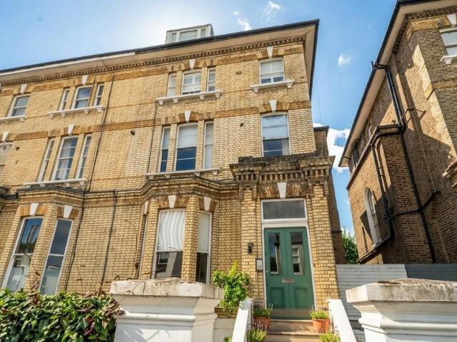 2 bedroom flat for sale