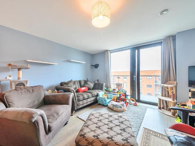 2 bedroom flat for sale