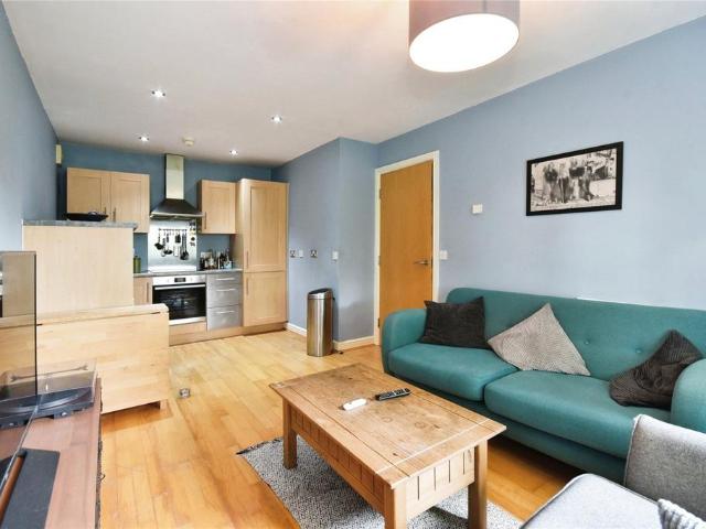 2 bedroom flat for sale