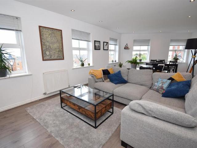 2 bedroom flat for sale