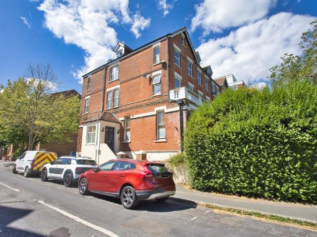 3 bedroom flat for sale