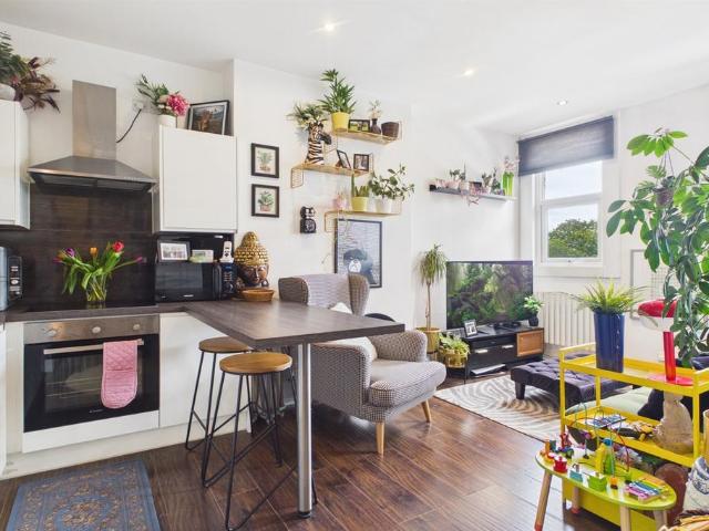 2 bedroom flat for sale