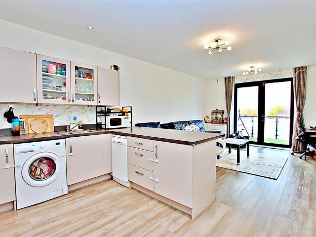 2 bedroom flat for sale