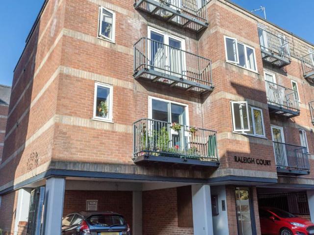 2 bedroom flat for sale
