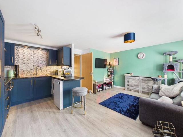 2 bedroom flat for sale