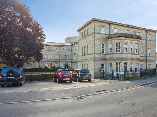 2 bedroom flat for sale