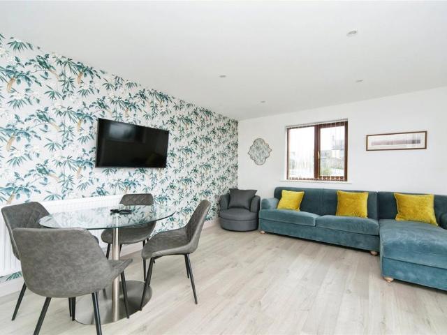 2 bedroom flat for sale