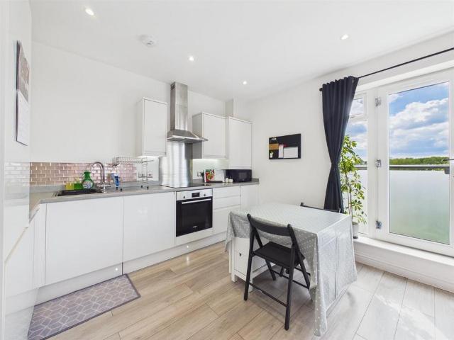 2 bedroom flat for sale