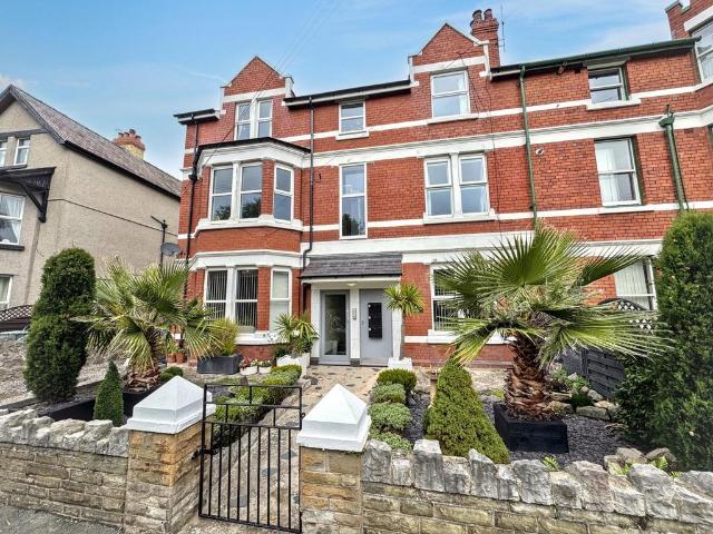 2 bedroom flat for sale