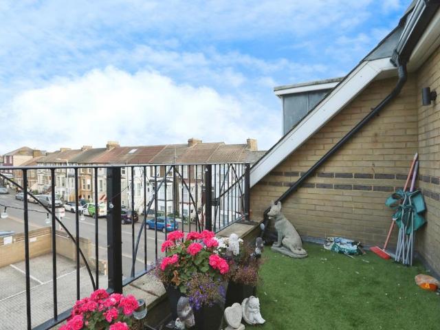 2 bedroom flat for sale