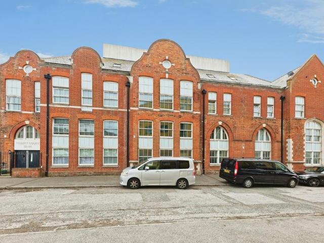 2 bedroom flat for sale